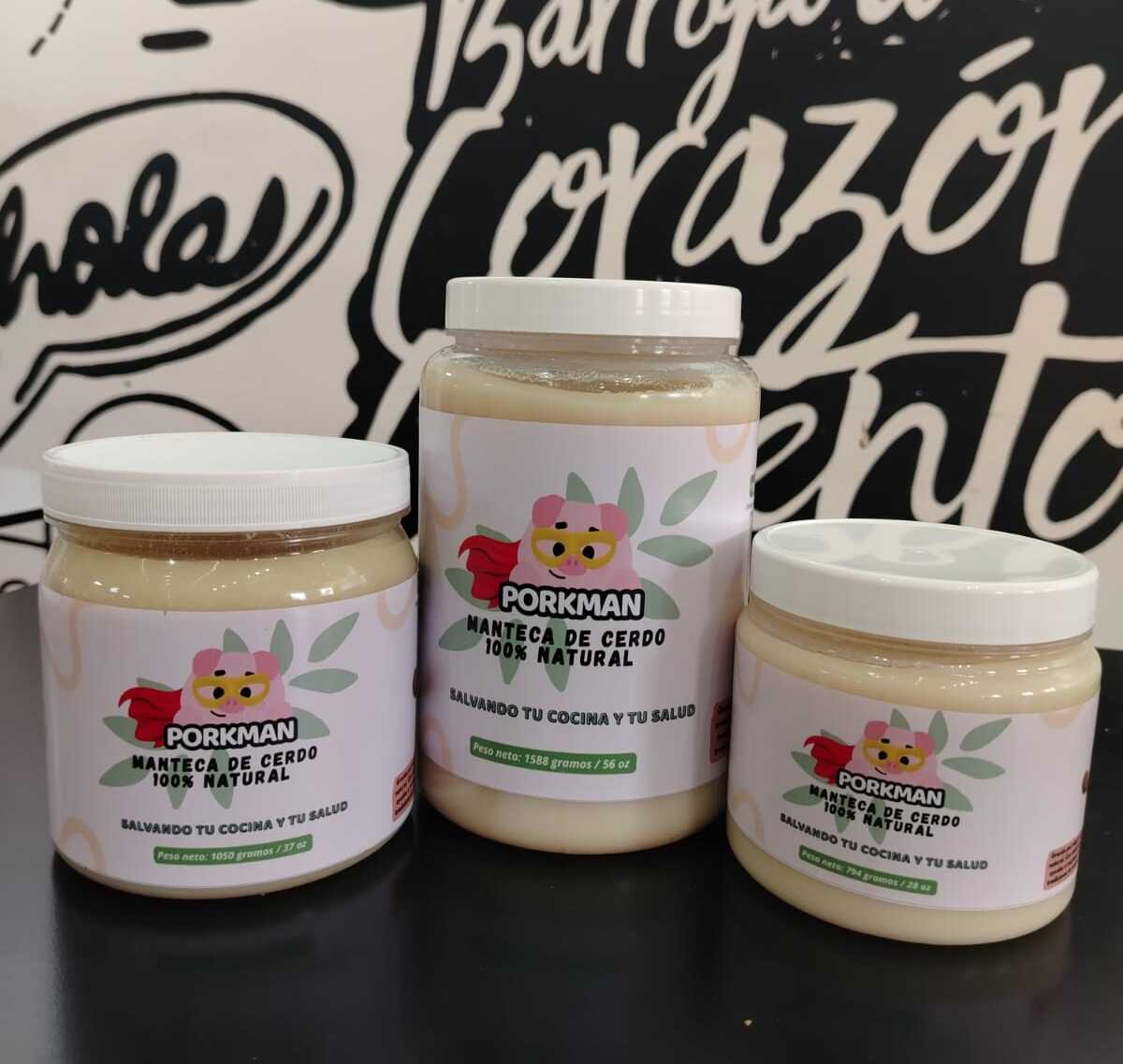 Tres presentaciones de manteca de cerdo 100% natural Porkman en diferentes tamaños sobre mesa de cocina